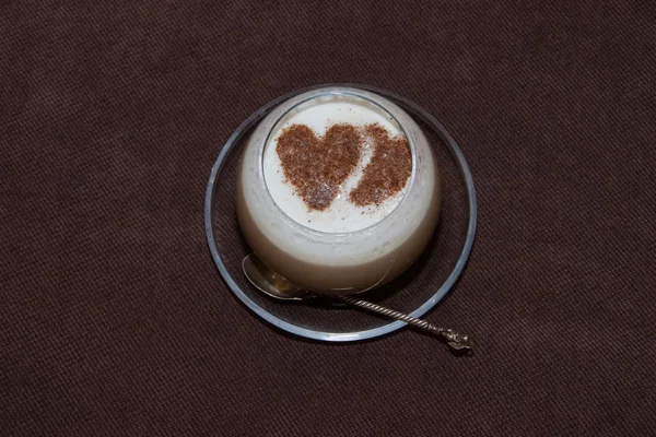 コーヒーにミルクとシナモンの茶色の背景のパターン 茶色の背景にカプチーノ 聖バレンタインの日 — ストック写真