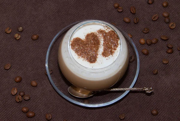 コーヒーにミルクとシナモンの茶色の背景のパターン 茶色の背景にカプチーノ 聖バレンタインの日 — ストック写真