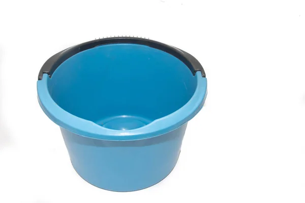 白色背景上的水桶 白色背景上的塑料蓝色桶 洗涤地板的水桶 清洗桶 — 图库照片