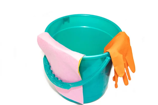 白色背景上的水桶 手套挂在塑料桶上 塑料蓝色和绿色桶在白色背景 洗涤地板桶 — 图库照片