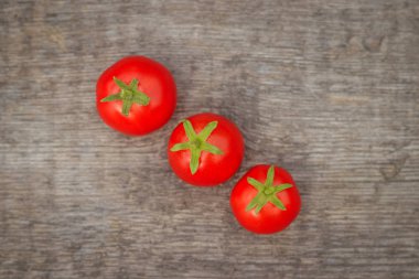 Ahşap arka plan üzerinde kiraz domates. Sonbaharda hasat. Ev yapımı sebze.