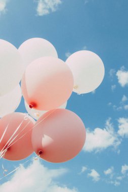 Gökyüzü beyaz pembe balonlar. Gökyüzü bulutlu ve güneşli hava