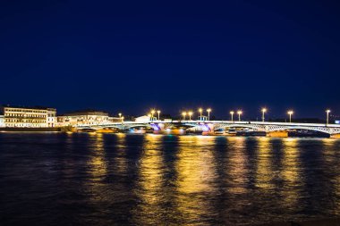 Boşanma köprü St Petersburg. Gece şehir Rusya'nın. Neva Nehri şehir merkezinde.