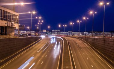 Gece şehir yol. Saint-Petersburg, Rusya. Gece şehir