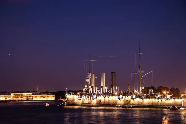 Fartyget Aurora i St. Petersburg, Ryssland, på natten i juni. Floden Neva i St. Petersburg. Night city. — Stockfoto