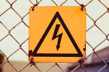 tehlikeli bir işarettir. tehlike uyarı işareti