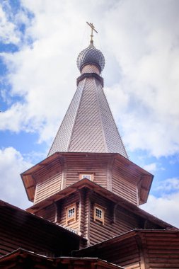 altın kubbe Tapınağı'nın çarmıhta. Mavi bir gökyüzü üzerinde altın haç