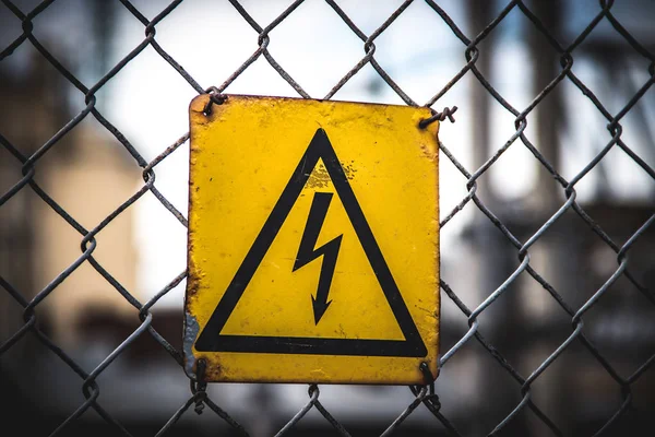 tehlikeli bir işarettir. tehlike uyarı işareti