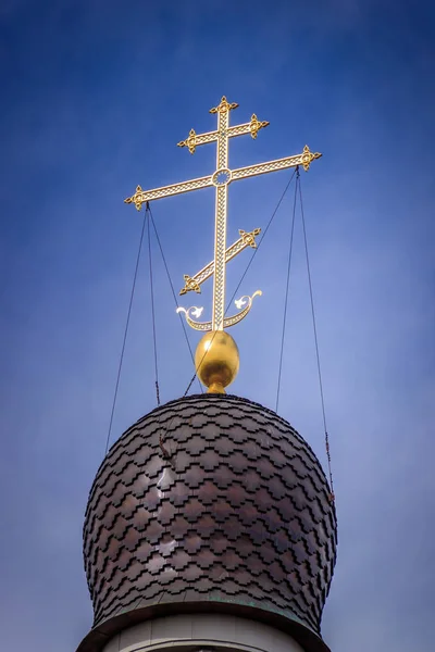 Золотий хрест на куполі храму. Золотий хрест на блакитному небі — стокове фото