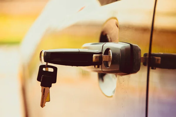 Schlüssel im Schloss des Autos. Fahrzeugsicherheit. Eigentumssicherheit. — Stockfoto