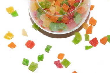 Beyaz bir arka plan üzerinde kurutulmuş ananas. Şekerlenmiş meyve beyaz arka plan üzerinde. Tatlılar