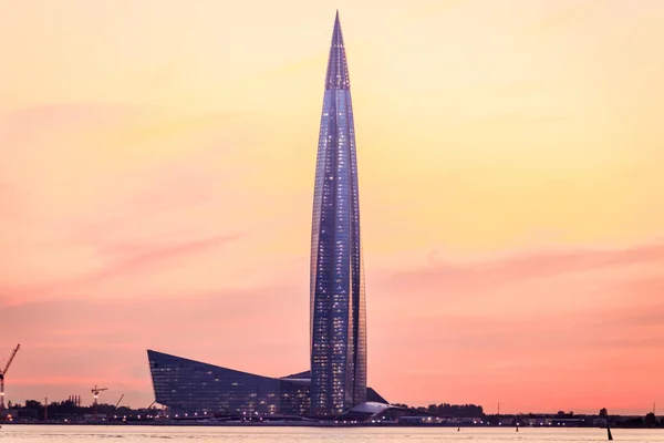 Gün batımında St Petersburg Lahta merkezi. Yüksek katlı inşaat iş merkezi. Rusya, Temmuz 2018. İş Merkezi