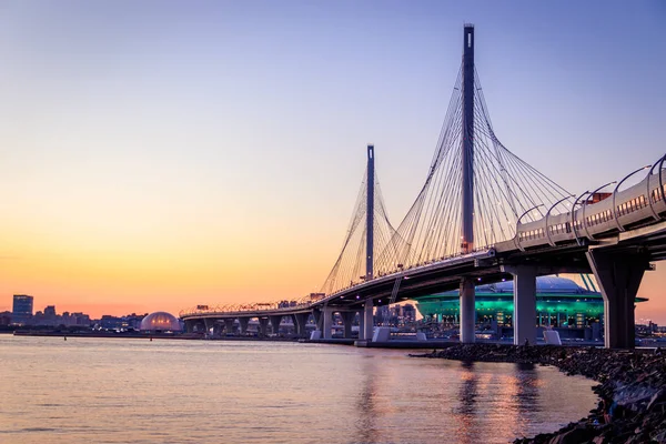WHSD köprü akşam gün batımında St Petersburg. Yüksek hızlı bypass kestirmesinden gideceğim. Saint-Petersburg, Rusya. Petersburg köprüler. Yeni modern köprü. Modern inşaat teknolojileri.