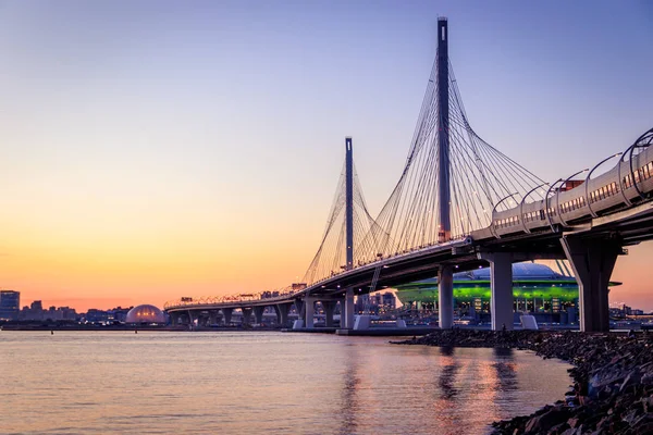 WHSD köprü akşam gün batımında St Petersburg. Yüksek hızlı bypass kestirmesinden gideceğim. Saint-Petersburg, Rusya. Petersburg köprüler. Yeni modern köprü. Modern inşaat teknolojileri.