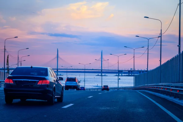 WHSD köprü akşam gün batımında St Petersburg. Yüksek hızlı bypass kestirmesinden gideceğim. Saint-Petersburg, Rusya. Petersburg köprüler. Yeni modern köprü. Modern inşaat teknolojileri.