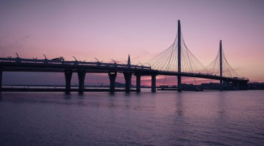 WHSD köprü akşam gün batımında St Petersburg. Yüksek hızlı bypass kestirmesinden gideceğim. Saint-Petersburg, Rusya. Petersburg köprüler. Yeni modern köprü. Modern inşaat teknolojileri.
