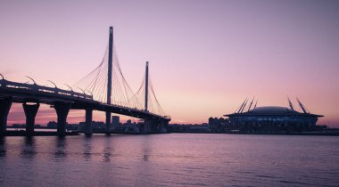 WHSD köprü akşam gün batımında St Petersburg. Yüksek hızlı bypass kestirmesinden gideceğim. Saint-Petersburg, Rusya. Petersburg köprüler. Yeni modern köprü. Modern inşaat teknolojileri.