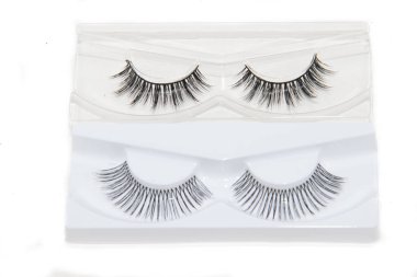Beyaz arka plan üzerinde izole sahte kirpik. Güzellik ve moda. Suni kirpikler.