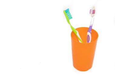 Beyaz bir arka plan üzerinde izole bir cam fincan bir diş fırçası. Diş Bakımı. Diş Temizleme. Sağlık ve güzellik. Sağlıklı dişler. Temiz dişler