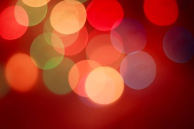 Yeni yıl bokeh. Yeni yıl. Bokeh çelenk ışıklar. Işıklar yanıyor. Şenlikli ruh hali. Soyutlama ve arka plan. Kırmızı bir arka plan