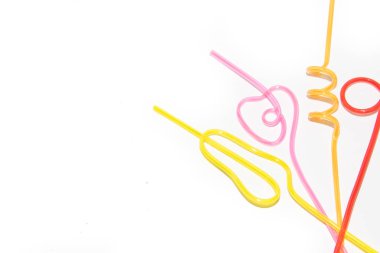 Renkli payet beyaz arka plan üzerinde izole kokteyl için. Bir kokteyl içmek için. renkli plastik gıda. Bir kokteyl ile cam dekorasyon. İçecekler