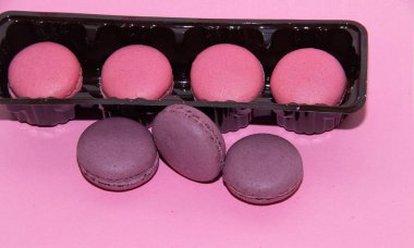 Makarna yavaşça pembe bir arka plan üzerinde. Lezzetli kek çay için. Tatlı yakın çekim. Ekmek yapım ürünleri.