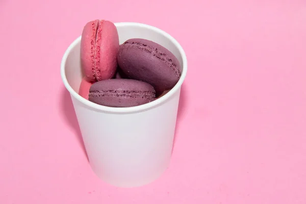 Makkaroni Auf Sanft Rosa Hintergrund Leckere Kuchen Zum Tee Dessert — Stockfoto