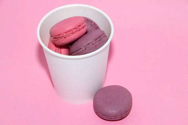 通心粉在一个温柔的粉红色背景 美味的茶蛋糕 甜点特写烘焙产品 — 图库照片