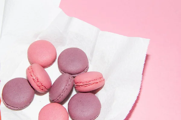 Makkaroni Auf Sanft Rosa Hintergrund Leckere Kuchen Zum Tee Dessert — Stockfoto