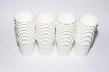 Beyaz kağıt bardak çay beyaz zemin üzerinde. İzole nesneleri. İçecekler. Yavaşça sıcak. Tek kullanımlık sofra. Piknik için yemekleri.