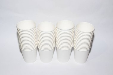 Beyaz kağıt bardak çay beyaz zemin üzerinde. İzole nesneleri. İçecekler. Yavaşça sıcak. Tek kullanımlık sofra. Piknik için yemekleri.