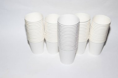 Beyaz kağıt bardak çay beyaz zemin üzerinde. İzole nesneleri. İçecekler. Yavaşça sıcak. Tek kullanımlık sofra. Piknik için yemekleri.