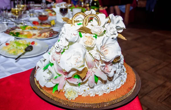 ホワイト クリームのケーキをウェディングします 結婚式の装飾 ベーキングの結婚式 おいしい白いケーキ 結婚式 お祝い — ストック写真