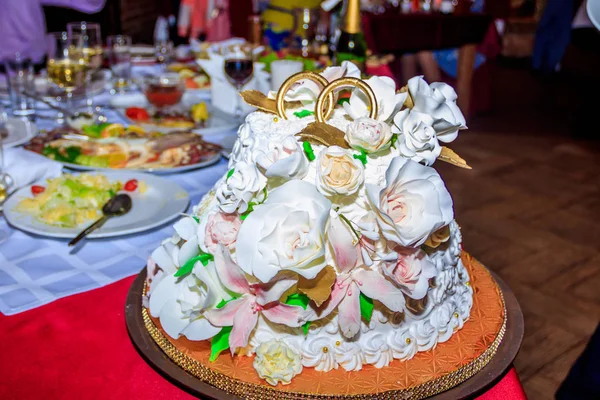 ホワイト クリームのケーキをウェディングします 結婚式の装飾 ベーキングの結婚式 おいしい白いケーキ 結婚式 お祝い — ストック写真