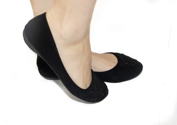 Pisos Ballet Negro Sobre Patas Femeninas Sobre Fondo Blanco Zapatos — Foto de Stock