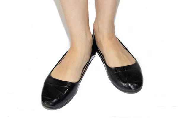 Pisos Ballet Negro Sobre Patas Femeninas Sobre Fondo Blanco Zapatos — Foto de Stock