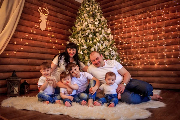 Velká Šťastná Rodina Sešli Doma Pod Vánoční Stromeček Stejné Oblečení — Stock fotografie