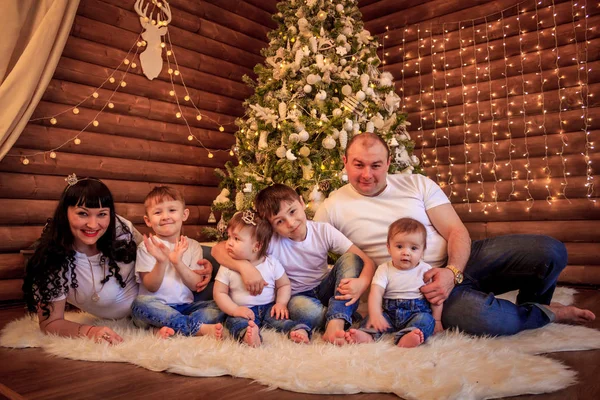 Eine Große Glückliche Familie Versammelte Sich Hause Unter Dem Weihnachtsbaum — Stockfoto