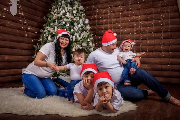 幸せな大家族は家でクリスマス ツリーの下に集まった家族全員のための同じ衣装 お祭り気分 正月とクリスマス フレンドリーな大家族 — ストック写真