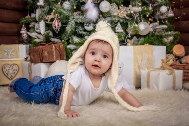 Bebek elf kostümü eski ahşap tren ve yumuşak oyuncak ayılar Noel ağacının altında oynamaya vintage.