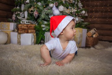 Bebek elf kostümü eski ahşap tren ve yumuşak oyuncak ayılar Noel ağacının altında oynamaya vintage.