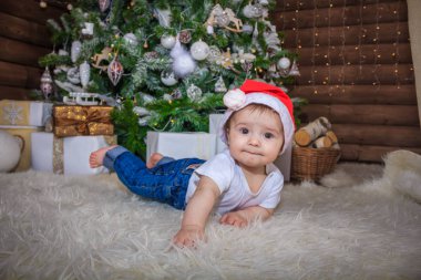 Bebek elf kostümü eski ahşap tren ve yumuşak oyuncak ayılar Noel ağacının altında oynamaya vintage.