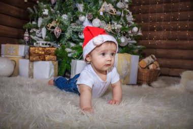 Bebek elf kostümü eski ahşap tren ve yumuşak oyuncak ayılar Noel ağacının altında oynamaya vintage.