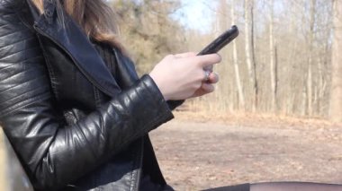 Ödev yaparken Smartphone kullanan genç adam. Genç insanlar ve üniversite eğitimi. Erkek öğrenci, cep telefonundan kısa mesaj yazarak mesaj ile cep telefonu evde,.