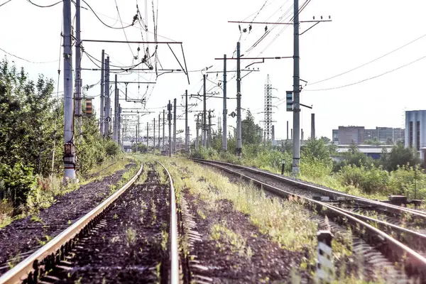 在蒸汽机车的仓库里 铁轨上的电力机车 电动火车在仓库里 圣彼得堡 俄罗斯 2016年夏天 — 图库照片