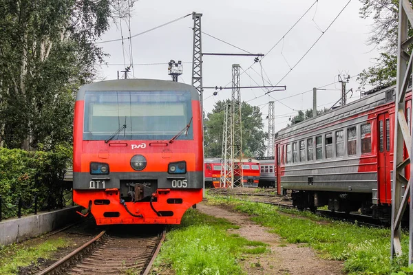 蒸気機関車の修理工場 鉄道の電気機関車を追跡します 電車は デポにあります サンクトペテルブルク ロシア 2016 — ストック写真