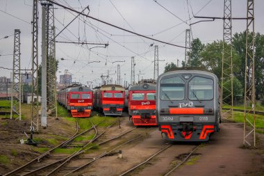 Buhar lokomotifler, elektrikli lokomotifler demiryolu parça deposunda. Elektrikli tren deposunda bulunmaktadır. St Petersburg, Rusya, Yaz 2016