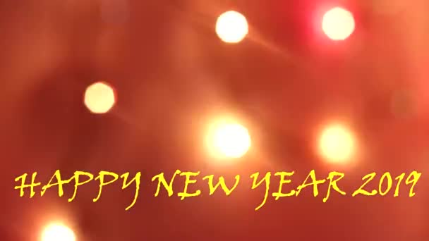 Αντίστροφη μέτρηση New Years Eve διαθέτει αναβοσβήνει strobe ψηφία και κείμενο με κομφετί που υπάγονται μέσω πολύχρωμα φώτα και εκρήγνυται πυροτεχνήματα. — Αρχείο Βίντεο