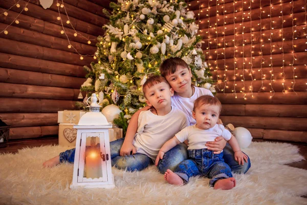 Tři Šťastné Děti Dospívající Chlapec Batole Dívka Jejich Novorozené Dítě — Stock fotografie