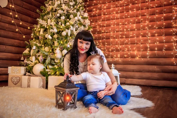 Glückliche Familie Öffnet Ein Geschenk Unter Dem Baum Schönen Kleidern — Stockfoto